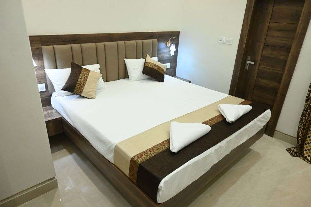 Manan  AC 102 || Manan Homestay