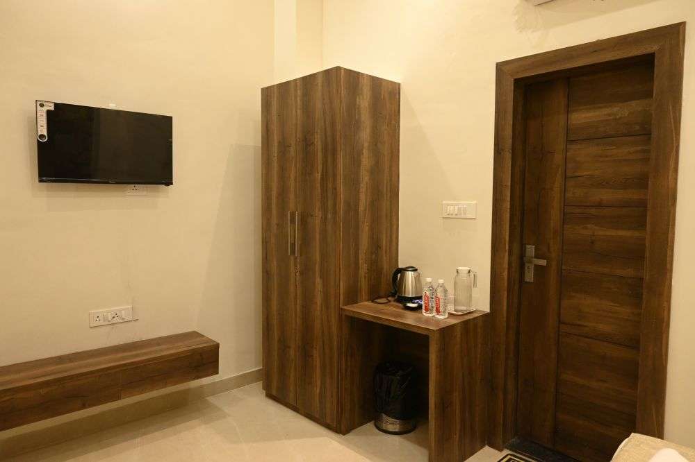 Manan  AC 102 || Manan Homestay